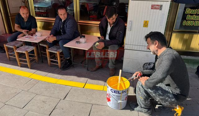 Alaca Belediyesi’nden Kaldırım İşgaline Sarı Çizgili Çözüm