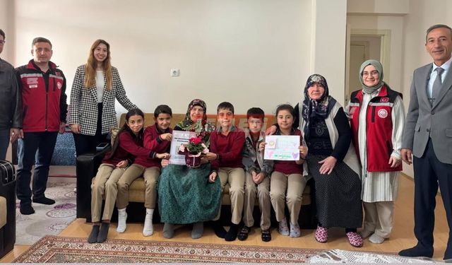 Yaşlı Kadını Mutlu Eden Ziyaret