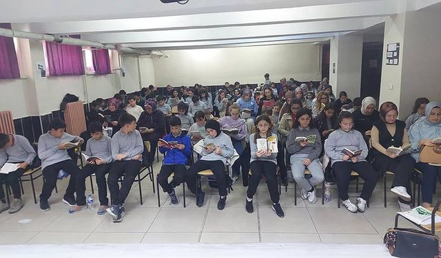 Veliler Öğrencilerle Birlikte Okulda Kitap Okudu