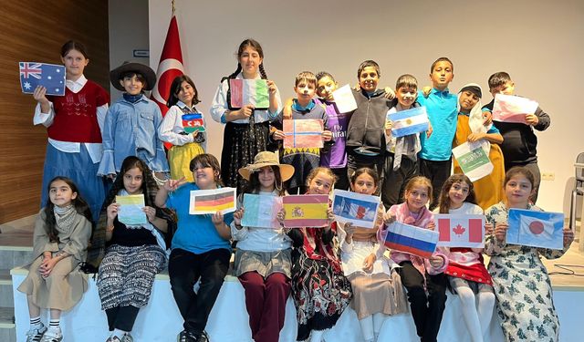 Ülkelerin Kıyafetlerini Giyip İngilizce Anlattılar