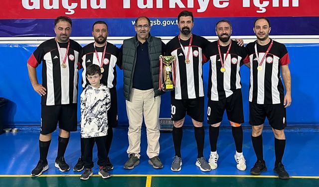 Ayak Tenisi’nde Aile ve Sosyal Hizmetler Şampiyon