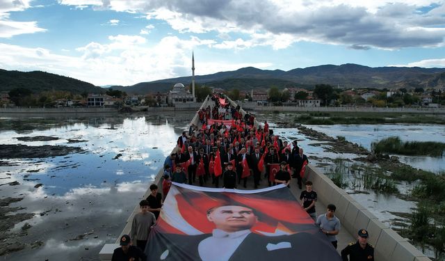 Cumhuriyet Coşkusunu 102 Metrelik Dev Türk Bayrağı İle Yaşadılar