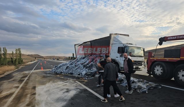Tekstil Yüklü Kamyon Devrildi, Trafik Aksadı