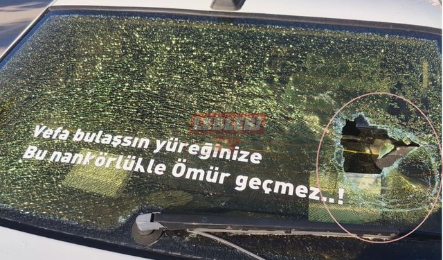 Park Halindeki Otomobilin Camını Taşla Kırıp Kaçtılar