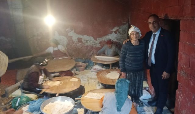 Solmaz’dan Tandırda Yufka Ekmek Yapan Kadınlara “Bereketli Olsun” Ziyareti