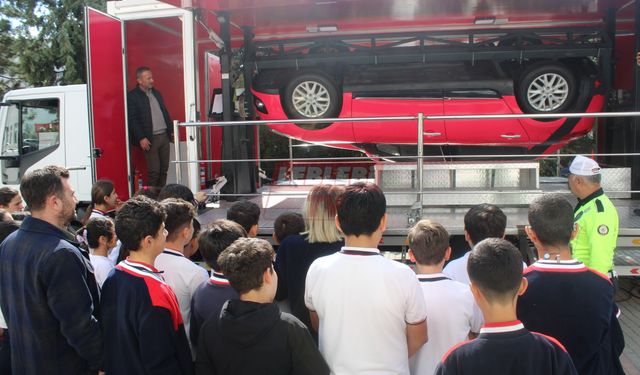 Mecitözü'nde Emniyet Kemeri Simülasyon Aracıyla Eğitim Yapıldı