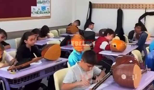 Türk Halk Müziğini Öğreniyorlar