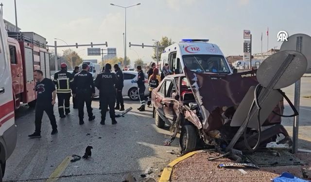 Kavşakta Can Pazarı: Sıkışan Yaralıyı İtfaiye Kurtardı