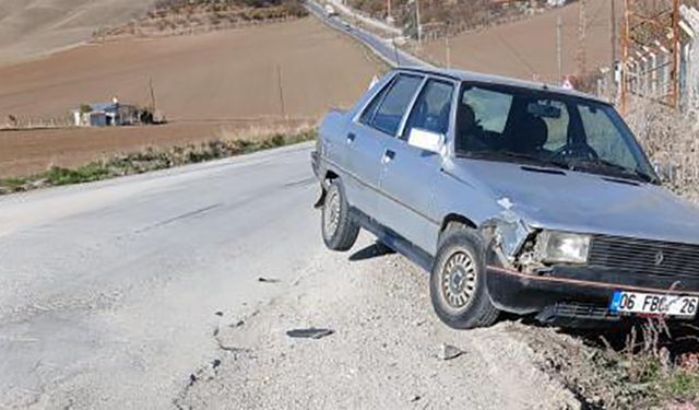 Otomobile Çarpıp Kazaya Neden Olan Kamyon Sürücüsü Kaçtı