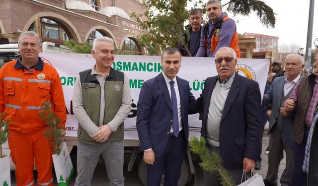 Kaymakam Duman Fidan Dağıttı