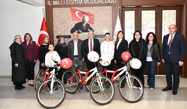 Sözlük Yarışmasında Derece Alanlara Bisiklet Hediye Edildi