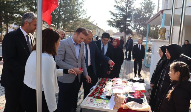 Kaymakam Dinçer, Kız Anadolu İmam Hatip Lisesi’nin Kermesine Katıldı