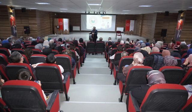 Yazar Alişan Kapaklıkaya Osmancık'ta Seminer Verdi