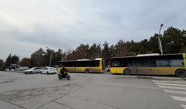 İki Otomobil Çarpıştı: Trafik Felç Oldu