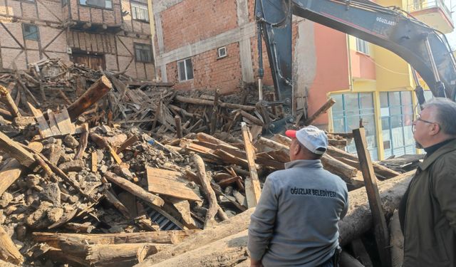 Tehlike Saçan Metruk Ev Yıkıldı