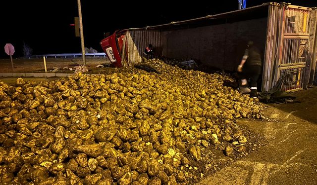 Otomobil ile Pancar Yüklü Tır Çarpıştı: 3 Yaralı