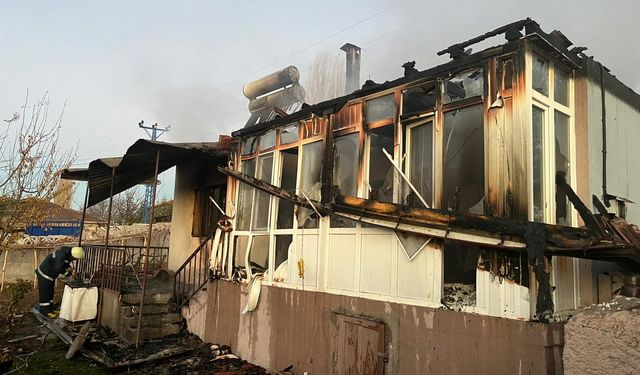 Ahşap Ev Alevlere Teslim Oldu 1 Kişi Yaralandı