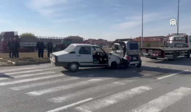 Otomobil İle Elektrikli Araç Çarpıştı, 3 Kişi Yaralandı