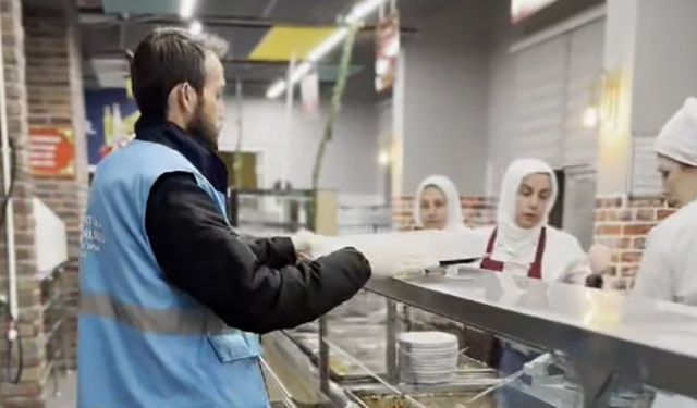 Öğrenciler Akşam Yemeklerini Komşuları İle Paylaştı