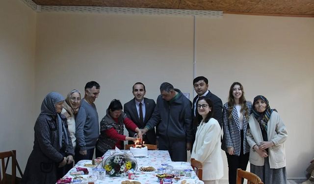Kaymakam Polat Özel Bireylerle Pasta Kesti