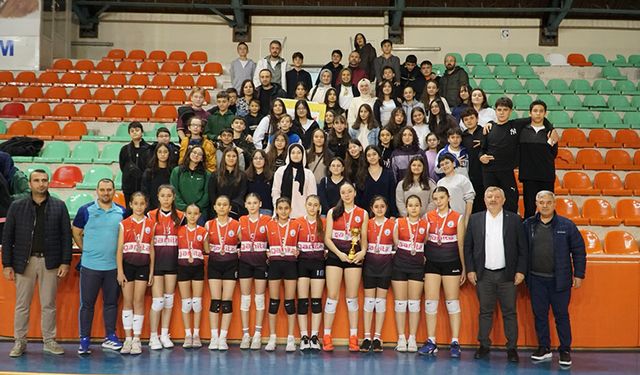 Başkan Gelgör, İl İkincisi Olan Voleybol Takımını Kutladı