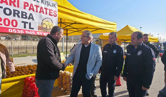 Başkan Ünlü Pazar Ziyaretinde Esnaf ve Vatandaşla Buluştu