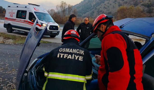 Osmancık’ta Otomobil Bariyerlere Çarptı