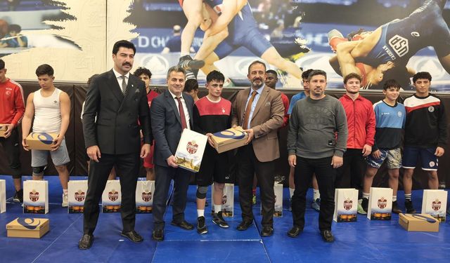 Çorum Güreş Yıldızlarına Ziyaret ve Plaket