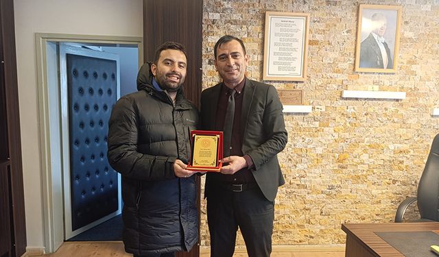 Eğitime Verdiği Emeklerinden Dolayı Plaket Verildi