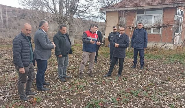 Kaymakam Polat Çilek Fidesi Bahçesini Gezdi