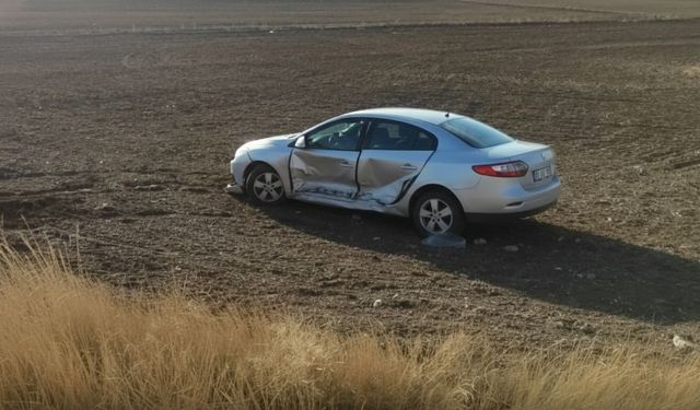 İki Araç Çarpıştı, Biri Tarlaya Uçtu: 2 Yaralı