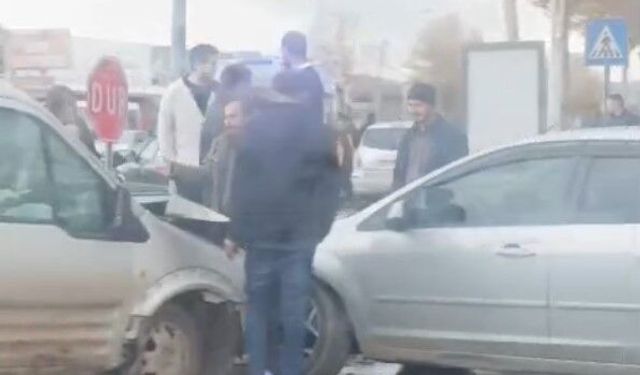 Hastane Yolunda 3 Araç Birbirine Girdi