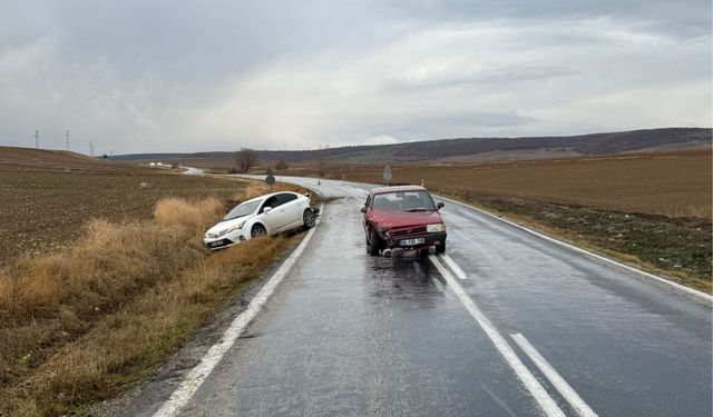 Yardım İçin Duran Araca Başka Otomobil Çarptı