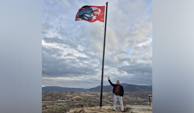 Muhtarın Bayrak ve Atatürk Sevgisi