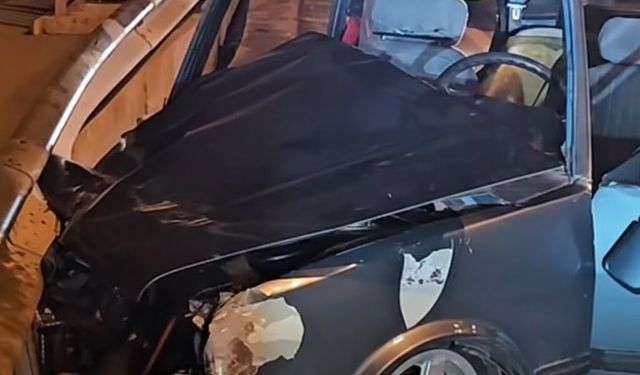 Kontrolden Çıkan Otomobil Bariyerlere Girdi!