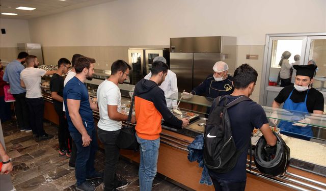 Üniversite Öğrencileri Bugün Ücretsiz Yiyecek