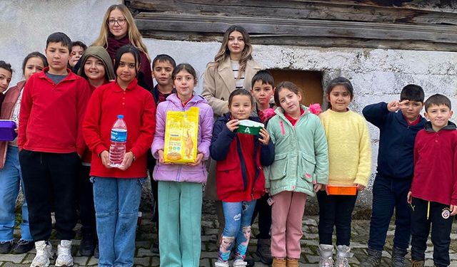 Kimilerinin Atığı Onlar İçin Mama Ve Su Kabı