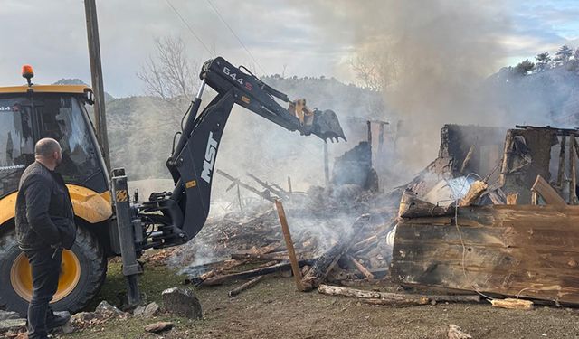 Kerpiç Ev Yanıp Kullanılamaz Hale Geldi