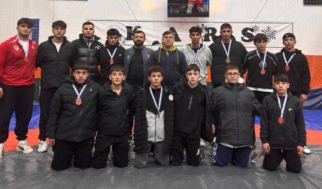 Çorumlu Güreşçiler Kars’tan Madalyalarla Dönüyor
