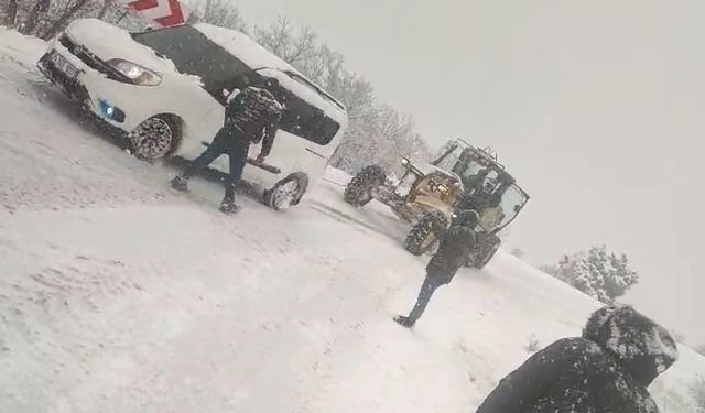 Uçurum Kenarındaki Aracın İmdadına Greyder Yetişti