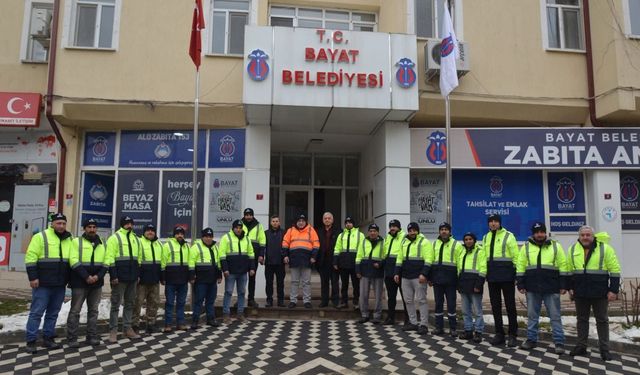 Başkan Ünlü, Sahadaki Belediye Personeline Kışlık Mont Ve Bere Verdi