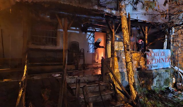 Yanan Evden Kapıyı Kırarak Kurtardılar