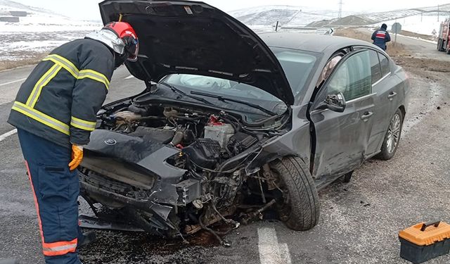 Otomobille Toprak Zemin Çarpan Sürücü Yaralandı