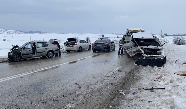 Komşuda Kafa Kafaya Çarpışan Araçlarda Can Pazarı! 1 Ölü 2 Yaralı