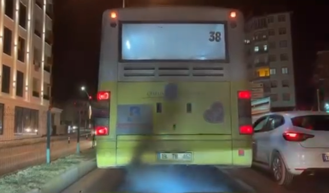 Aşkla Gidiyor! Trafikte Zehir Saçan Belediye Otobüsü Yollarda