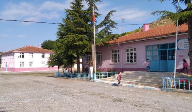 Okuldan Öğretmenin Gönderileceği Haberine Velilerden Tepki