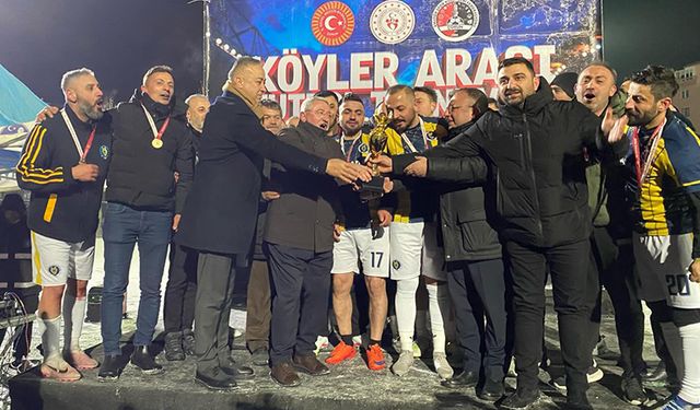 Tahtasız Mecliste Eleştirdiği Turnuvanın Kupasını Elleriyle Verdi