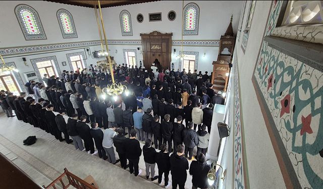 Namazı Sosyal Medyada Eğlence Konusu Haline Getirenlere Öğrencilerden Anlamlı Tepki