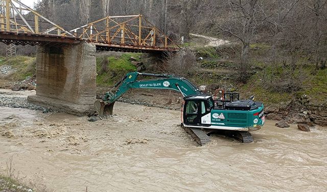Sel Sularının Zarar Verdiği Yerler Onarılıyor