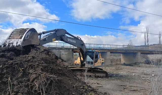 Selin Yıktığı Çomu Çayı Köprüsü’nde Çalışmalar Başladı